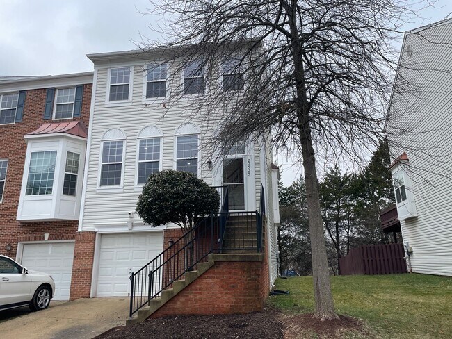 Foto del edificio - Elegant And Spacious 3 Bed 3.5 Bath Townhome In Vibrant Loudon Parkway Center