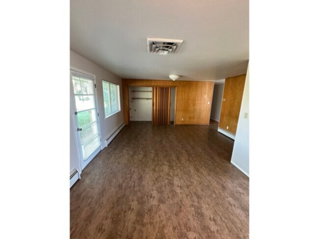 Building Photo - CUTE 3 BED, 2 BATH HOUSE Spacious inside a...