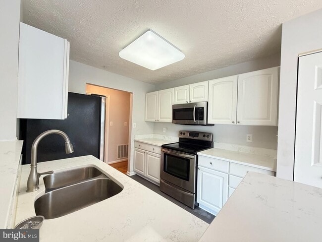 Building Photo - Beautiful 2BR/2BA Condo in Piney Orchard.