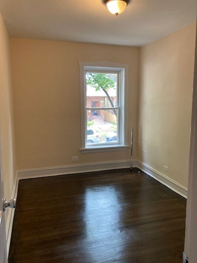 Foto del edificio - Bowmanville Top Floor Two Bed/One Bath ~ P...