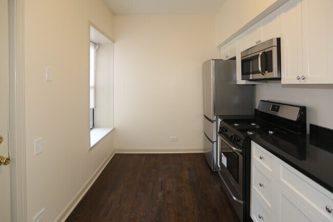 Building Photo - 1315 W Leland Ave