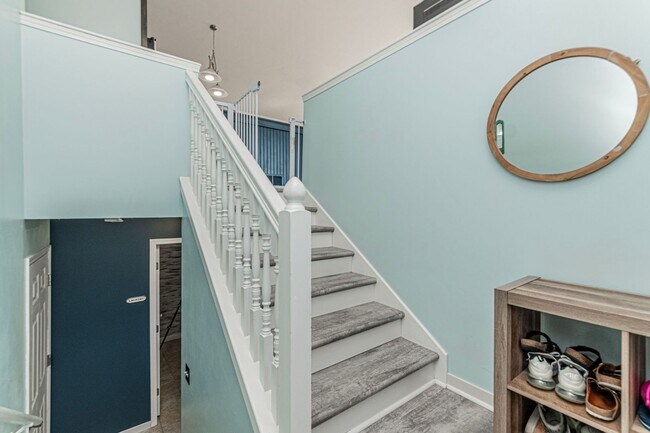 Foto del edificio - Please View 3D Virtual Walk-Through Before Scheduling a Showing