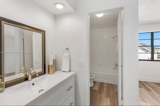 Full bathroom with bidet - 2512 SW 113th Ct