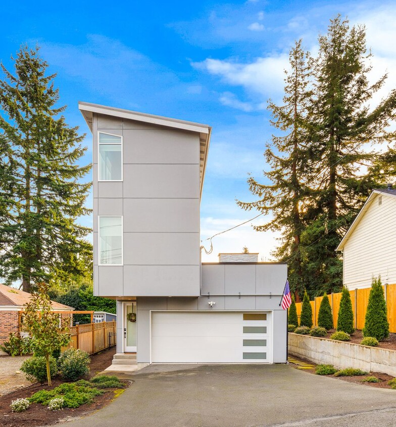 Primary Photo - North Seattle Newer 3 Bedroom 3.5 Bath Home