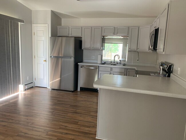 Building Photo - 3 bed 2 bad 2 car garage Duplex