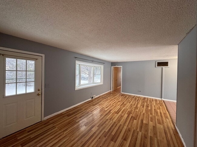 Foto del edificio - AVAILABLE NOW - Nicely rehabbed 3 Bedroom Single Family Home with Garage and Very Large Backyard