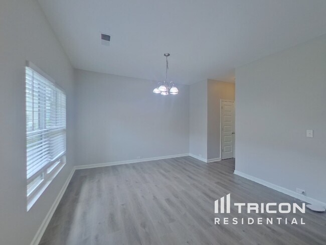Building Photo - 3650 Lebella Ln