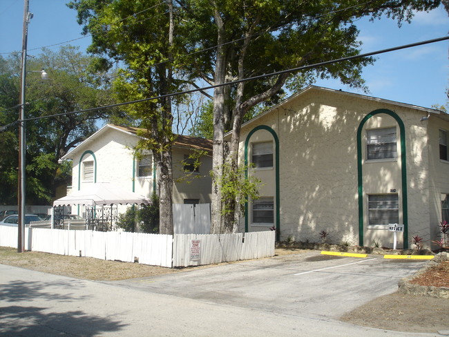 Building Photo - Twin Oaks