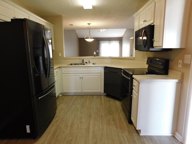 Building Photo - 135 Photinia Dr