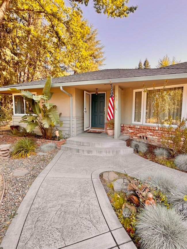 Building Photo - 991 Piedmont Dr