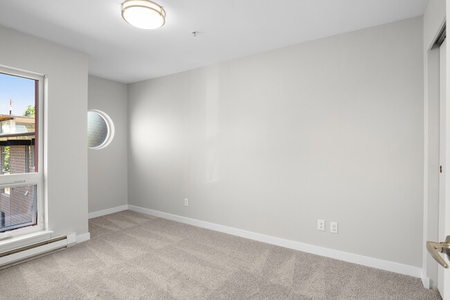 Interior Photo - 999 Hiawatha