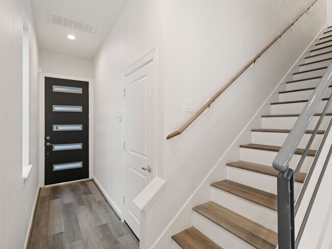 Building Photo - 3 Bedroom Townhome in Houston