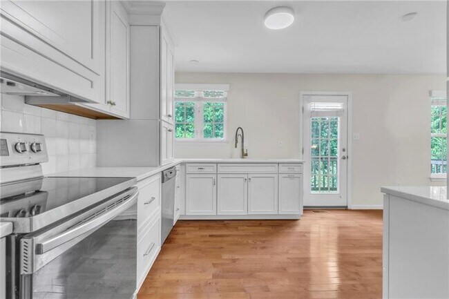 Building Photo - 305 Broadstone Dr