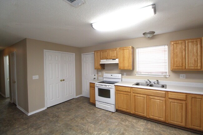 Foto del edificio - Updated 3BR/1BA Home with Fenced Yard in C...