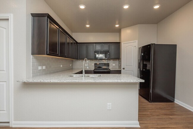 Building Photo - Bright & Cozy Duplex