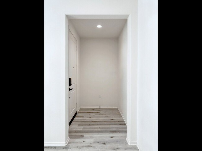 Building Photo - 2 Bed, 2 Bath, 1 Office Townhome in Ontari...