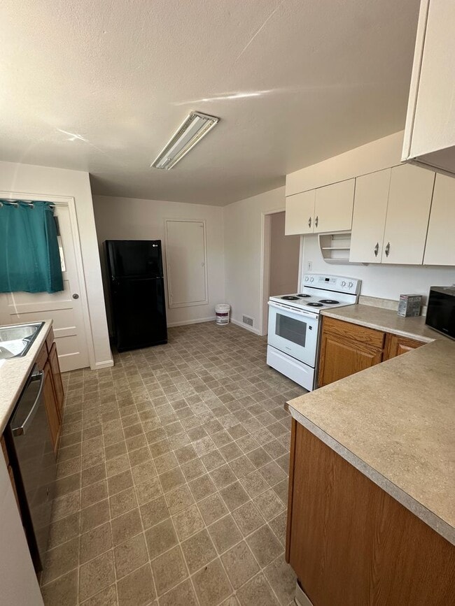 Building Photo - Charming Upstairs Apartment