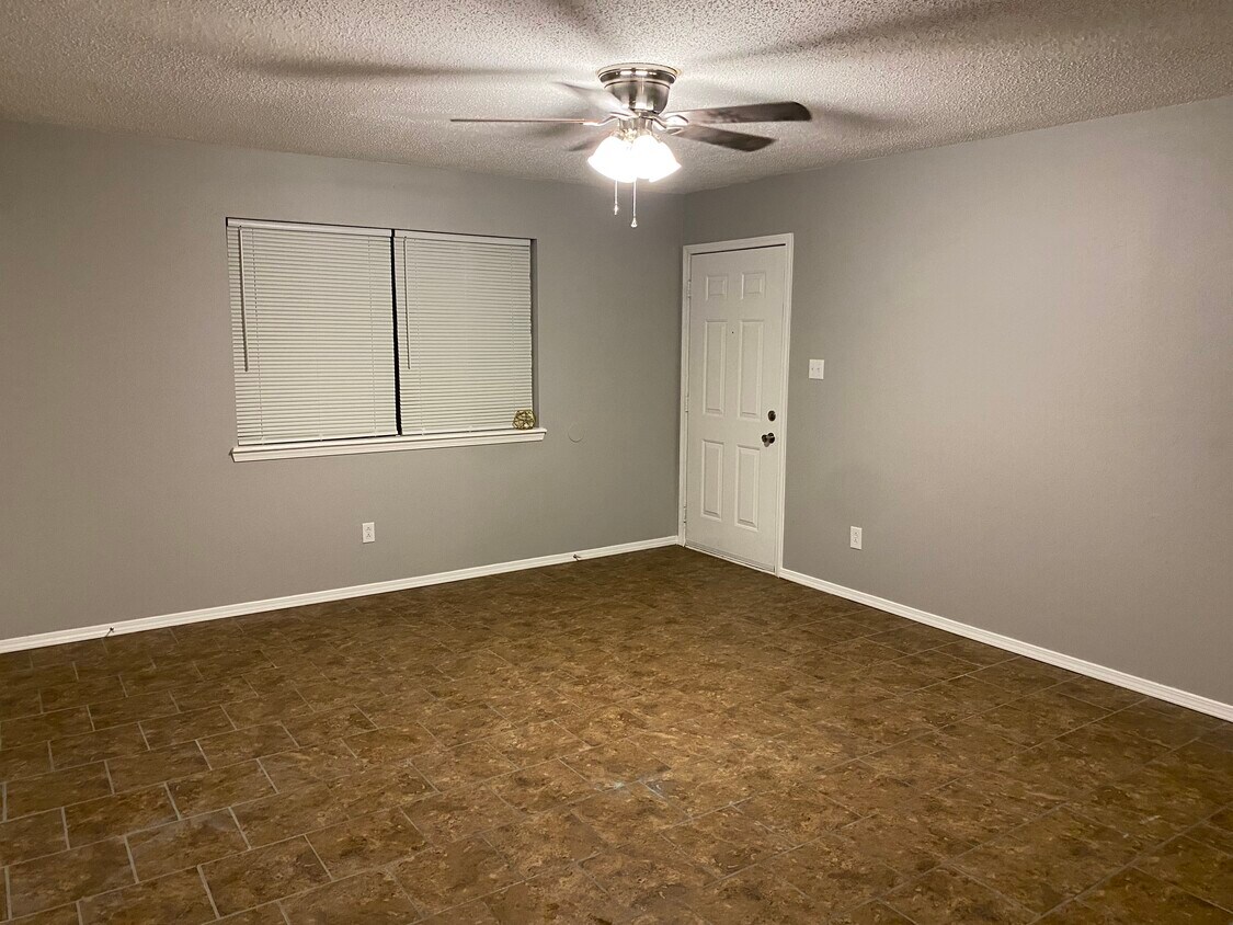 Primary Photo - 502 W 4th Pl