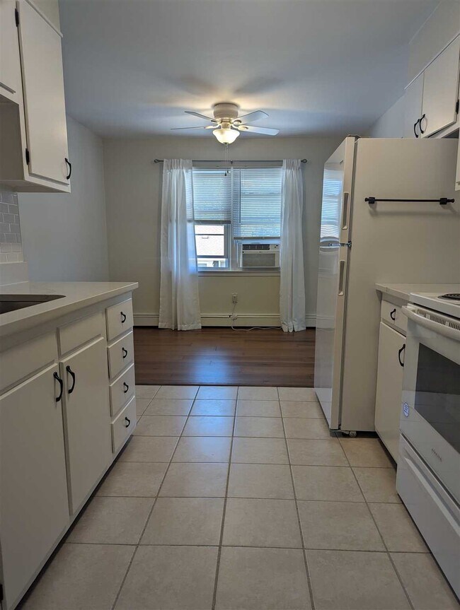 Building Photo - 107 Catherine St