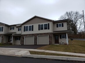Building Photo - 110 Hollow Dr