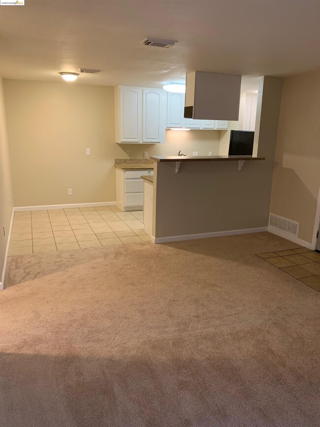Building Photo - 2167 Lakeview Cir