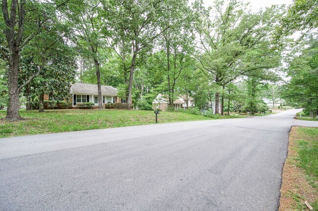 Foto del edificio - Charming 3BR Home with Hardwood Floors, Fireplace & Bright Living Spaces in Midlothian