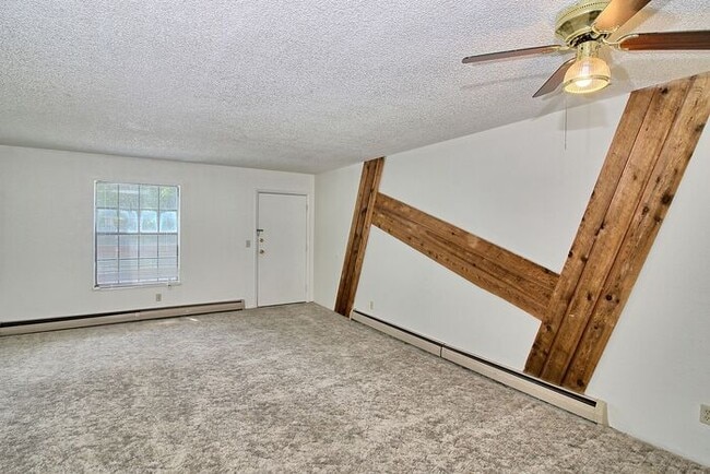 Building Photo - 2 Bed I Bath Apartment