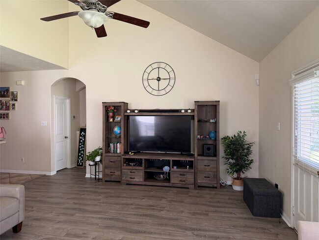 Building Photo - 24930 Diamond Ranch Dr