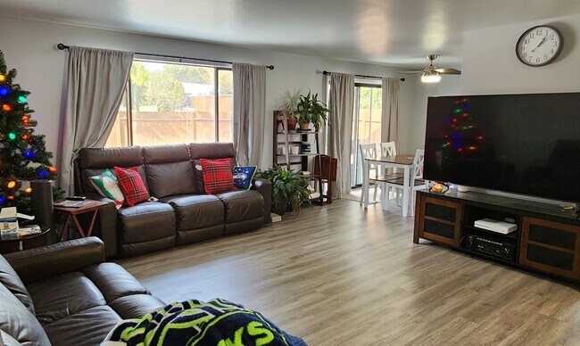 Building Photo - CUTE 3 Bedroom Rambler with Fenced Yard - ...