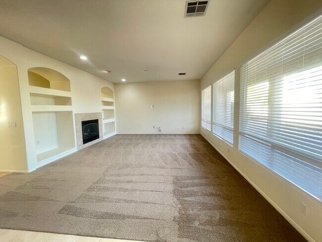 Foto del edificio - To schedule a viewing, call Wally Fellman ...