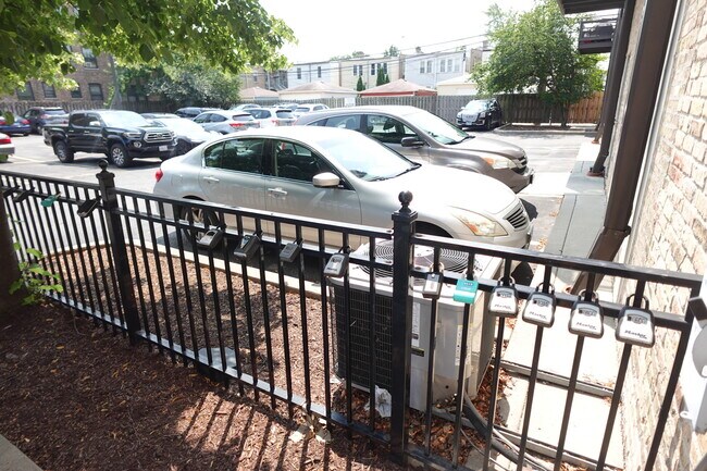 Foto del edificio - 4131 W Belmont Ave