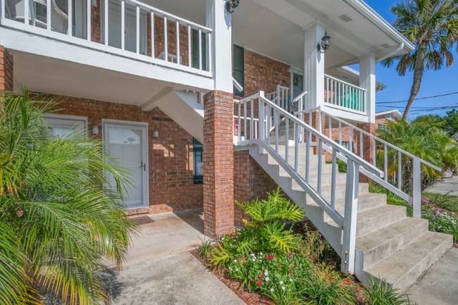 Building Photo - 22 Comares Ave