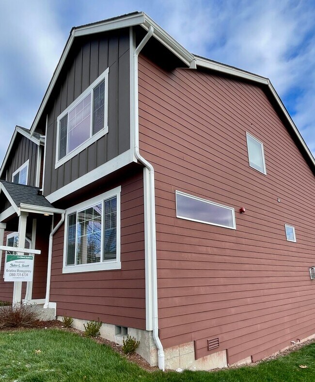 Foto del edificio - Gorgeous 4 bedroom 3 bath, main floor bedr...