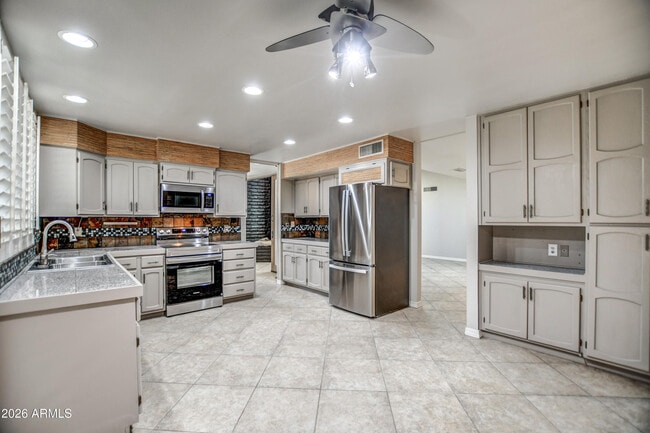 Foto del edificio - 8647 E Devonshire Ave