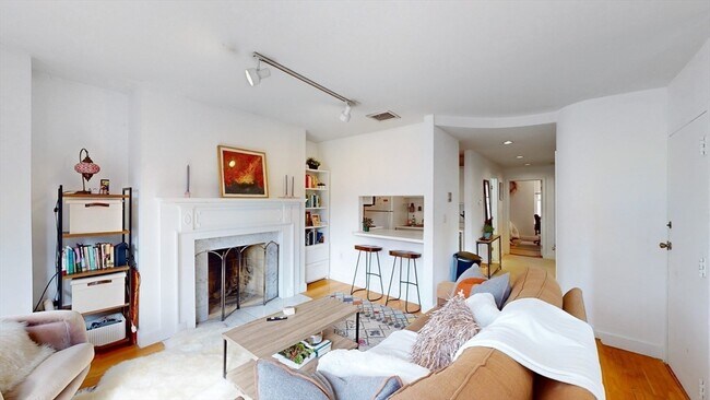 Building Photo - 421 Marlborough St