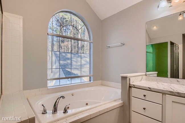 Building Photo - 4 br, 2 bath House - 430 Longwood Court