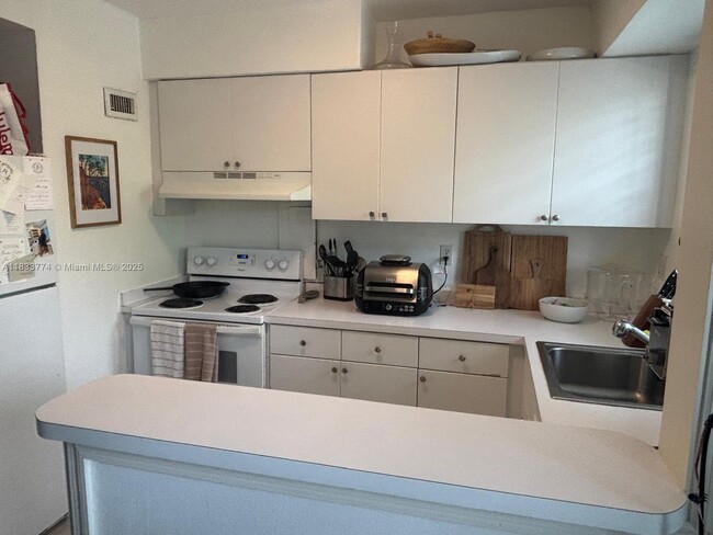 Building Photo - 7820 SW 55th Ave