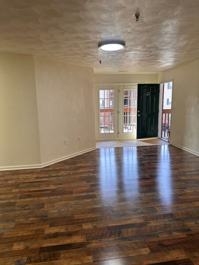 Building Photo - 4 Bedroom 2 Bath Apartment 2nd Floor