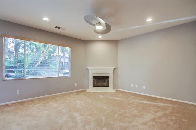 Foto del edificio - Beautiful 5 bedroom home in highly desired Carlsbad neighborhood
