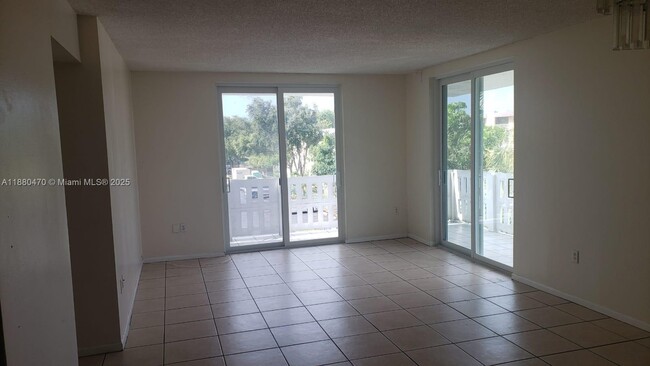 Building Photo - 919 Hillcrest Dr