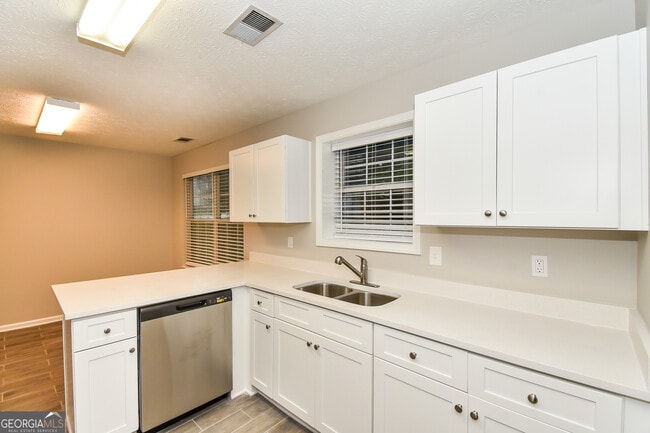 Foto del edificio - 1311 Ambercrest Way