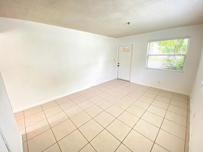 Building Photo - 705 W Mango St