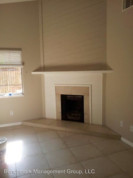Building Photo - 909 Robinhood Ct
