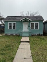 Building Photo - 4407 Avenue S 1/2