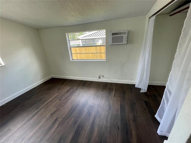 Foto del edificio - 1708 Ballard Park Dr