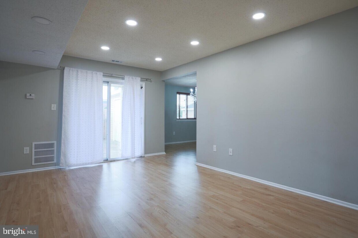 Primary Photo - 7293 Coachlight Ct