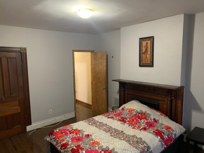 top floor bedroom - 657 Jefferson Ave