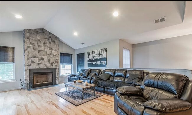 Building Photo - 115 Chariot Ct