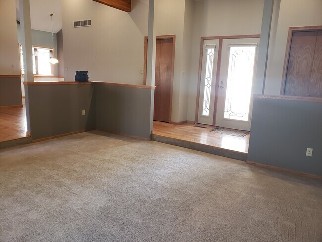 Building Photo - Stunning Brick House on cul de sac Minutes...