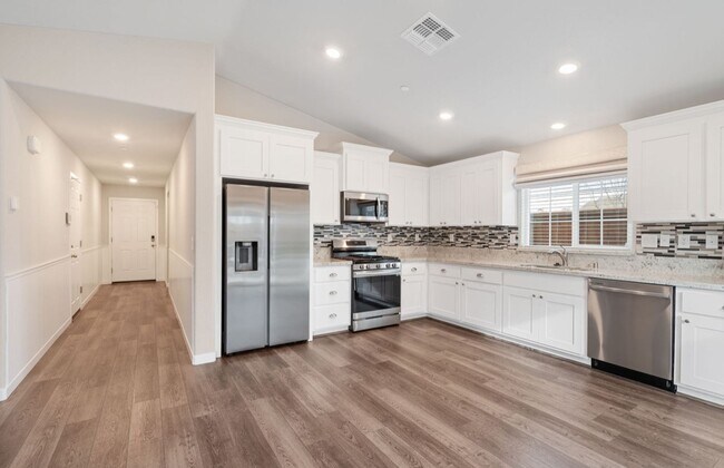 Foto del edificio - **Welcome Home to Your Dream Residence in Roseville!**